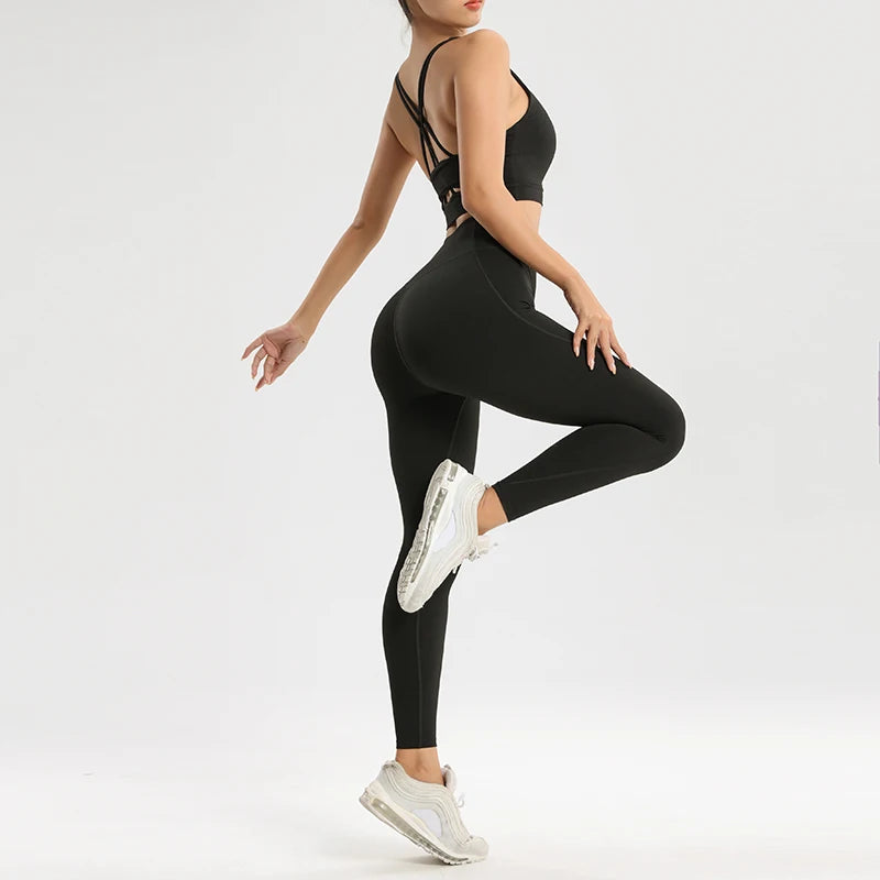 2-Piece Set - Supportive sports bra with high-waisted training pants