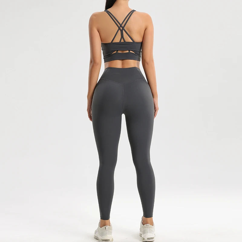 2-Piece Set - Supportive sports bra with high-waisted training pants